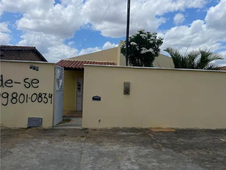 Casa à venda na Avenida E — Zona Oeste